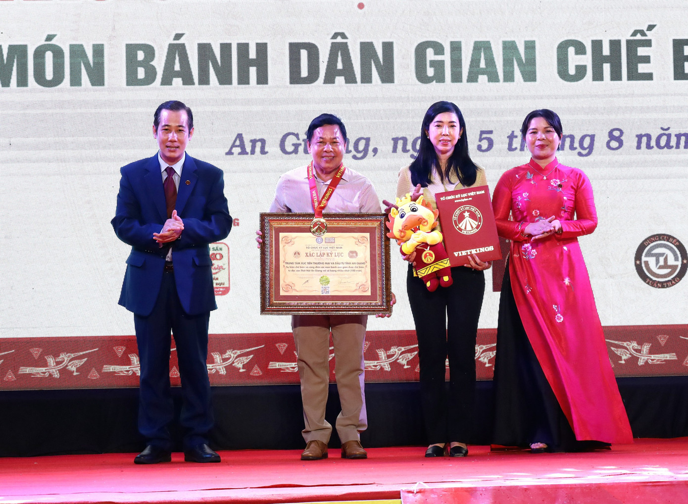 Tổ chức kỷ lục Việt Nam trao bằng công nhận kỷ lục 100 món bánh dân gian chế biến từ thốt nốt. Ảnh: Nhật Huy. Tổ chức kỷ lục Việt Nam trao bằng công nhận kỷ lục 100 món bánh dân gian chế biến từ thốt nốt. Ảnh: Nhật Huy.