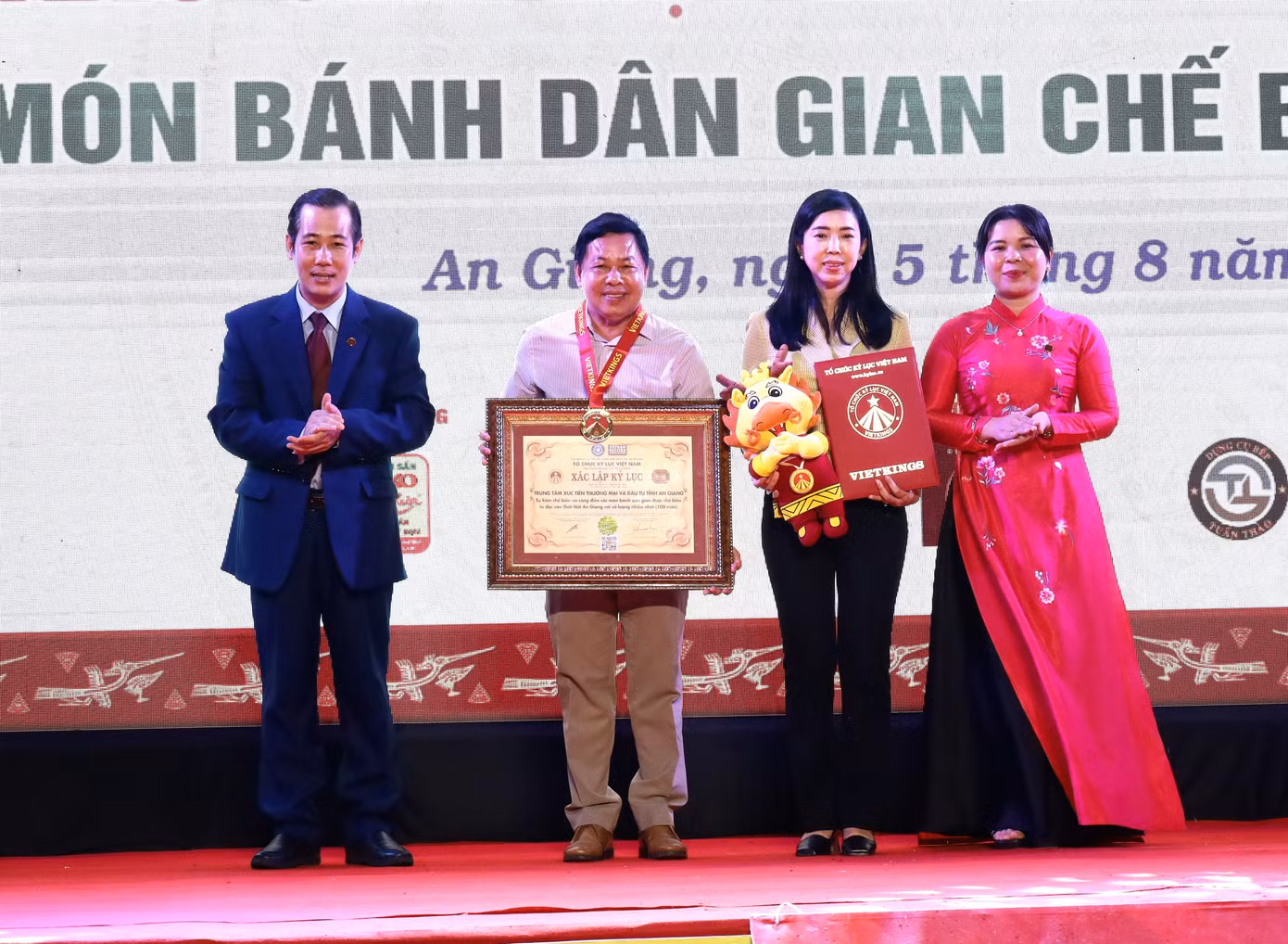 Tổ chức kỷ lục Việt Nam trao bằng công nhận kỷ lục 100 món bánh dân gian chế biến từ thốt nốt. Ảnh: Nhật Huy.
