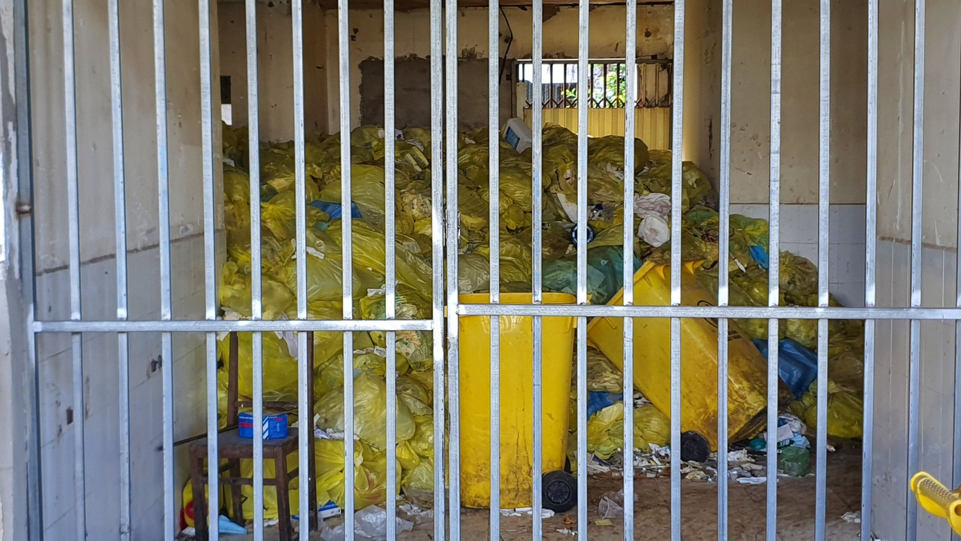 Rác thải y tế lây nhiễm tồn đọng hơn 5 tháng vẫn chưa có phương án xử lý.