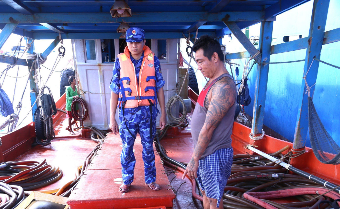 Tại thời điểm kiểm tra, thuyền trường không xuất trình được hóa đơn, chứng từ chứng minh nguồn gốc hợp pháp khoảng 50.000 lít dầu DO. Tại thời điểm kiểm tra, thuyền trường không xuất trình được hóa đơn, chứng từ chứng minh nguồn gốc hợp pháp khoảng 50.000 lít dầu DO.