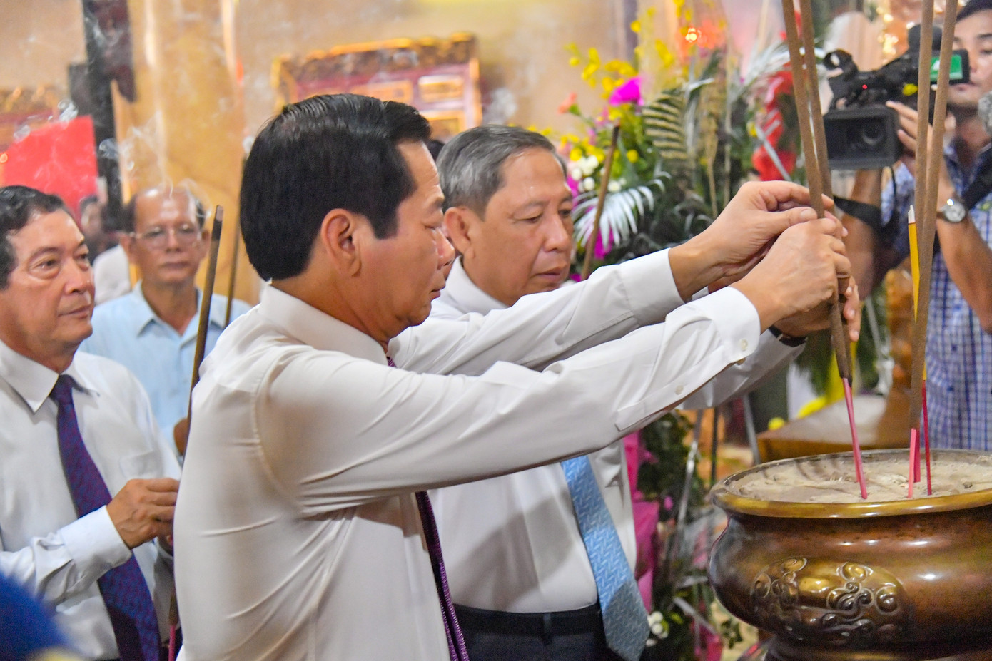 Lãnh đạo Tỉnh uỷ, UBND tỉnh Kiên Giang dâng hương tưởng niệm Anh hùng dân tộc Nguyễn Trung Trực.