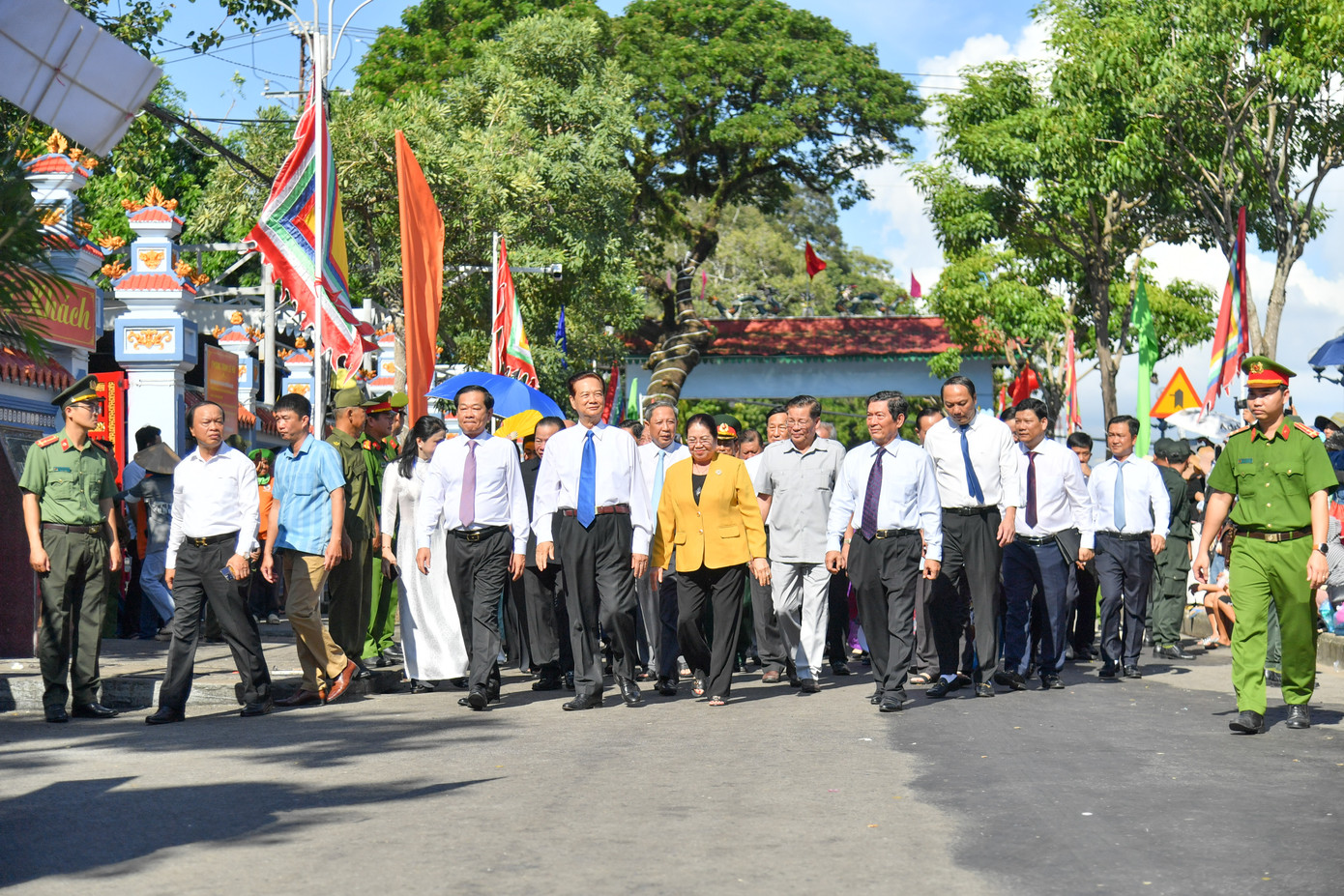 Cùng đến viếng, dâng hương tại Di tích lịch sử văn hóa đình thờ Nguyễn Trung Trực còn có ông Đỗ Thanh Bình – Bí thư Tỉnh uỷ Kiên Giang, ông Mai Văn Huỳnh - Phó Bí thư Thường trực Tỉnh ủy, Chủ tịch HĐND tỉnh, ông Lâm Minh Thành - Chủ tịch UBND tỉnh, cùng lãnh đạo sở ngành, đoàn thể và lực lượng vũ trang tỉnh Kiên Giang.