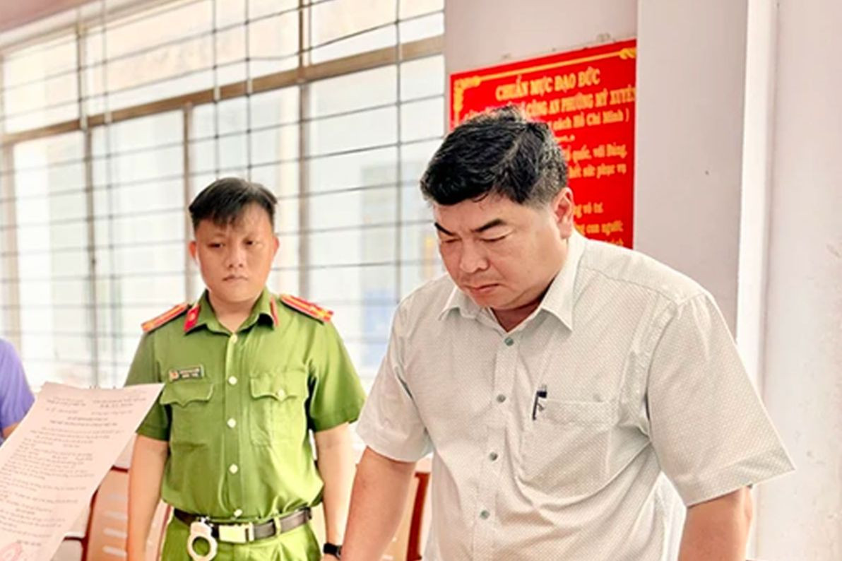 Cựu Phó Chủ tịch UBND TP Long Xuyên - Nguyễn Bảo Sinh bị khởi tố do vi phạm đất đai. Cựu Phó Chủ tịch UBND TP Long Xuyên - Nguyễn Bảo Sinh bị khởi tố do vi phạm đất đai.