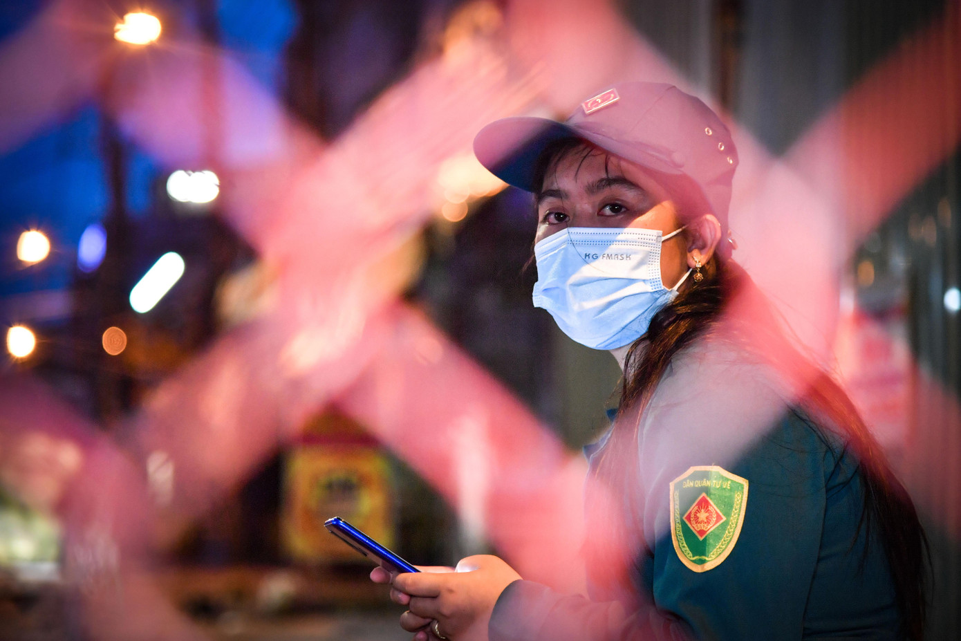 Phút nghỉ ngơi hiếm hoi trong quá trình thực hiện nhiệm vụ. Ảnh: Phương Vũ.