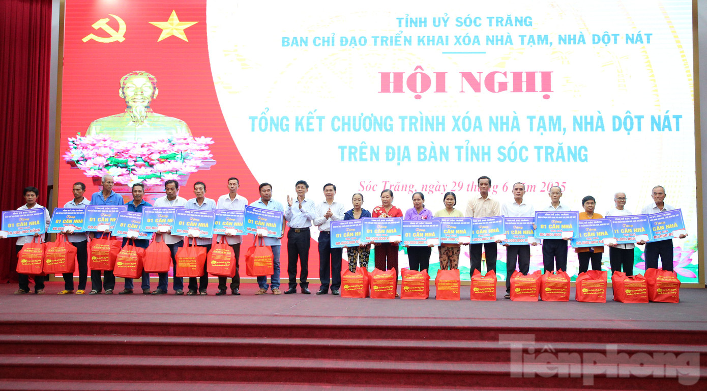 Lãnh đạo Tỉnh uỷ, UBND tỉnh Sóc Trăng trao bảng tượng trưng nhà cho các hộ dân. Lãnh đạo Tỉnh uỷ, UBND tỉnh Sóc Trăng trao bảng tượng trưng nhà cho các hộ dân.