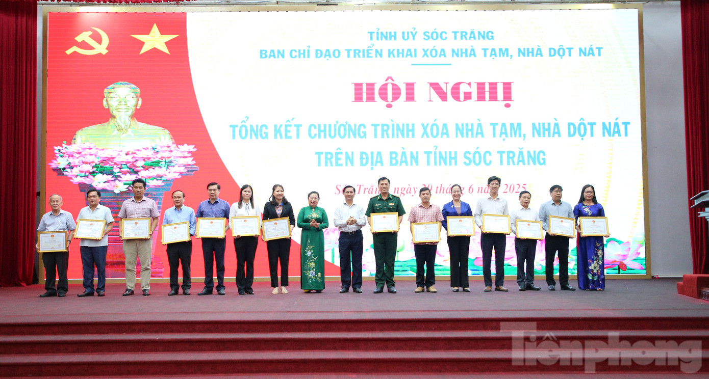 Sóc Trăng khen thưởng các tập thể, cá nhân tiêu biểu trong chương trình xóa nhà tạm, nhà dột nát. Ảnh: Nhật Huy. Sóc Trăng khen thưởng các tập thể, cá nhân tiêu biểu trong chương trình xóa nhà tạm, nhà dột nát. Ảnh: Nhật Huy.