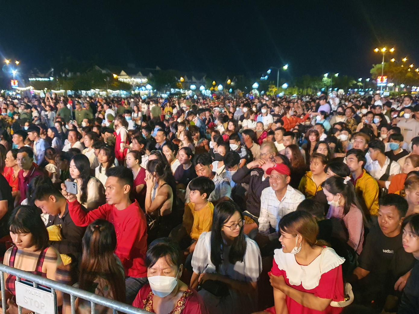 Tại TP. Rạch Giá, UBND tỉnh Kiên Giang tổ chức chương trình nghệ thuật chào đón năm mới Quý Mão 2023 với chủ đề Kiên Giang mừng xuân mới và lễ hội đón giao thừa và bắn pháo hoa được truyền hình trực tiếp