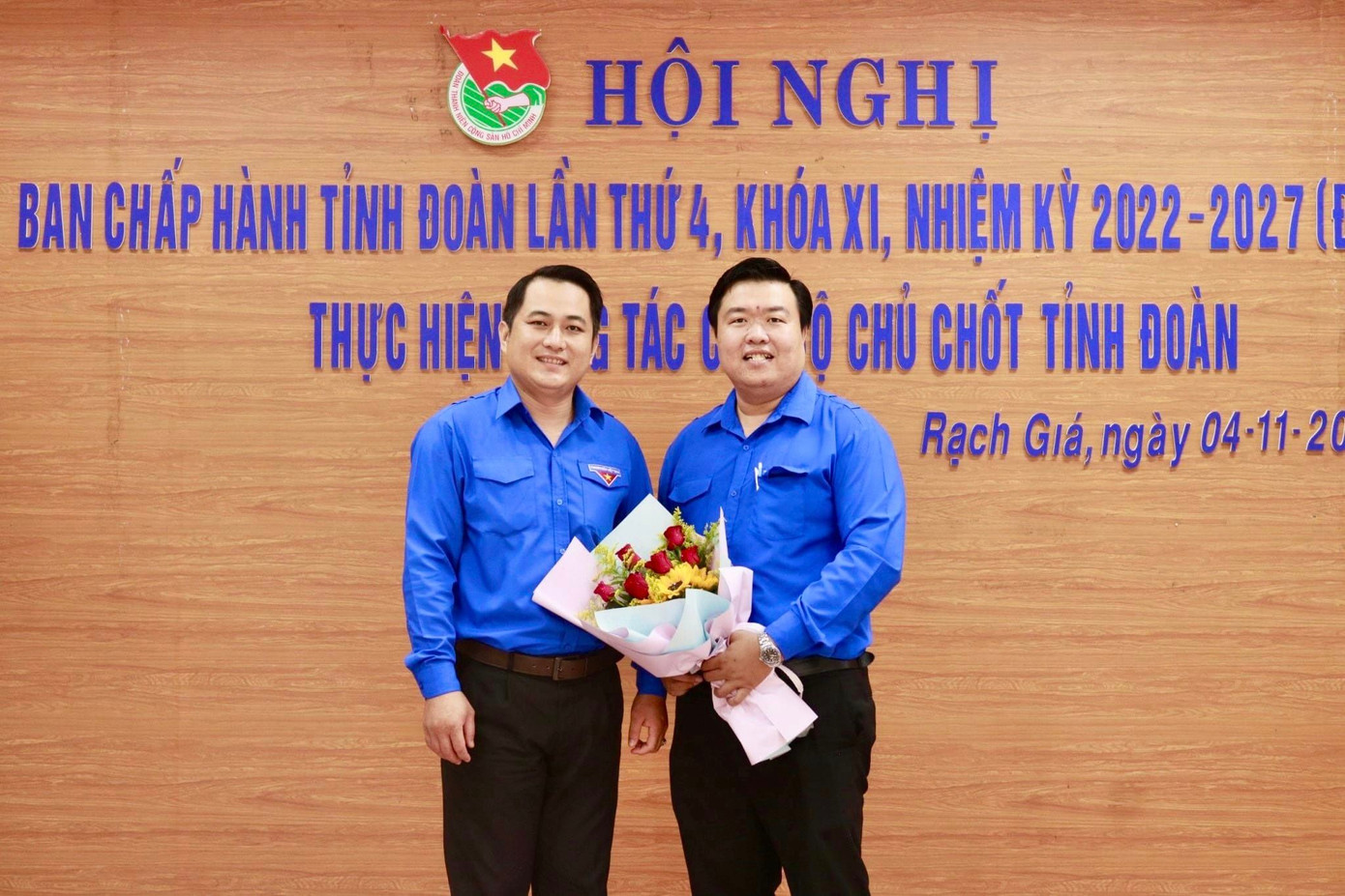 Anh Phan Đình Nhân (bên trái) - Bí Thư Tỉnh Đoàn Kiên Giang tặng hoa chúc mừng anh Dư Phạm Hữu Khuyến được bầu giữ chức Phó Bí thư Tỉnh Đoàn. Ảnh: T.Đ