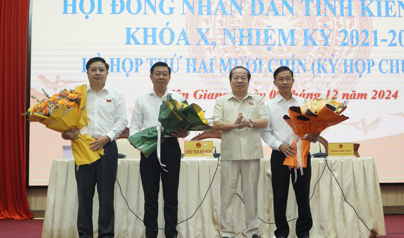 Ông Mai Văn Huỳnh - Phó bí thư thường trực Tỉnh uỷ, Chủ tịch HĐND tỉnh tặng hoa chúc mừng các đồng chí bầu, miễn nhiệm.