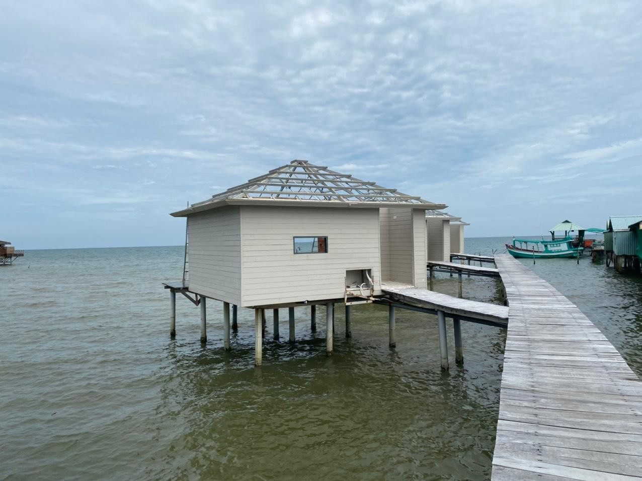 8 bungalow và 2 cây cầu dẫn xây dựng trái phép tại khu bảo tồn biển. 8 bungalow và 2 cây cầu dẫn xây dựng trái phép tại khu bảo tồn biển.