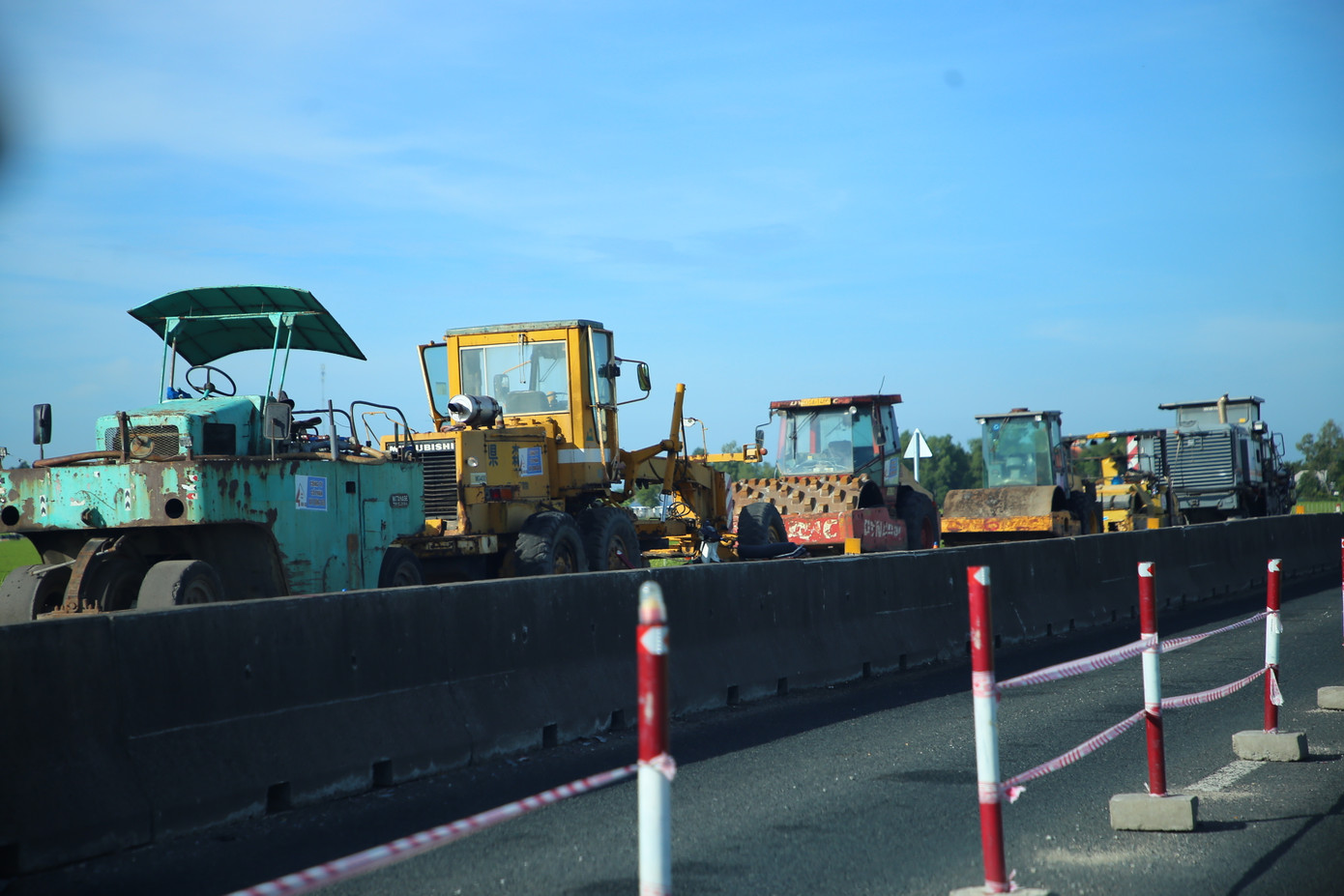 Bộ GTVT yêu cầu huy động đầy đủ máy móc thiết bị, tăng mũi thi công để đẩy nhanh tiến độ. Ảnh: Nhật Huy.
