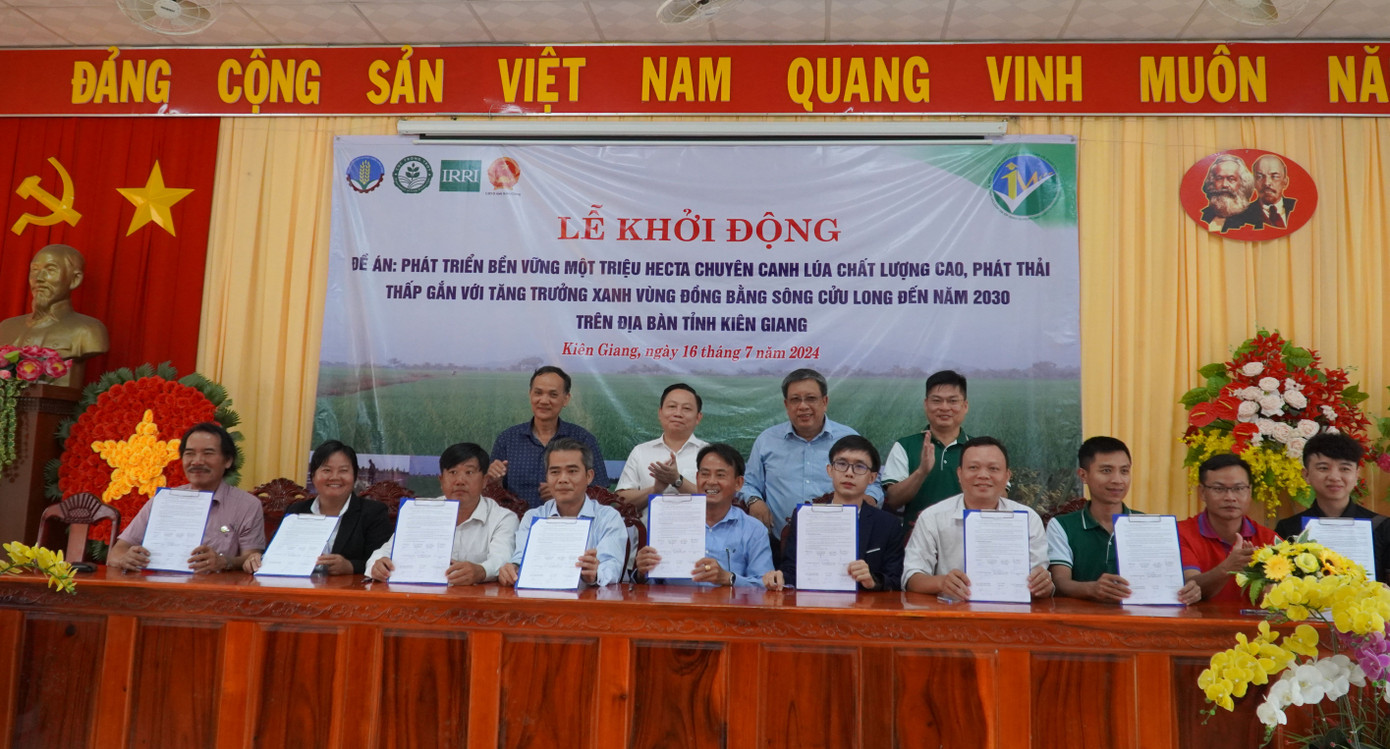 Doanh nghiệp và hợp tác xã cũng đã ký kết tham gia đề án.