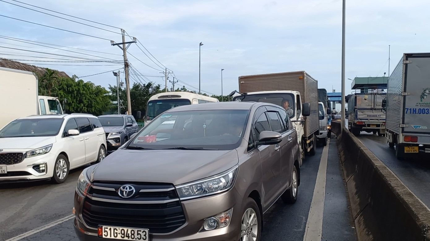 Vụ tai nạn khiến giao thông ùn ứ kéo dài. Ảnh: Thảo Vy.