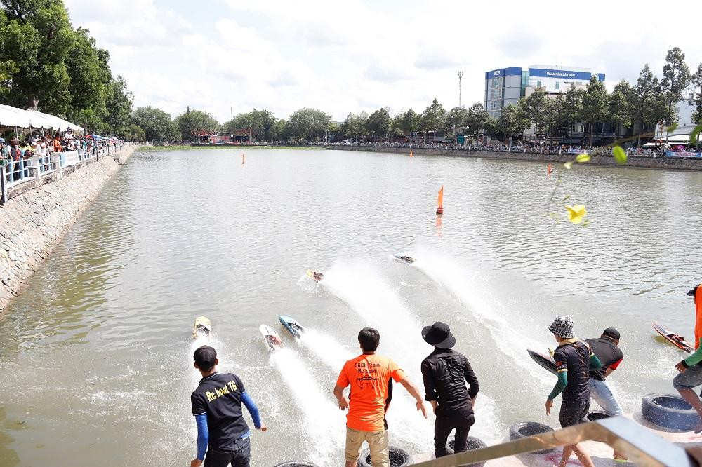 Giải do Trung tâm Văn hóa - Thể thao và Du lịch thành phố Mỹ Tho tổ chức. Có 80 tàu mô hình của hơn 40 thành viên đến từ 20 câu lạc bộ, nhóm, đội của các tỉnh, thành khu vực miền Đông và Tây Nam bộ, TPHCM… tham dự giải. Giải do Trung tâm Văn hóa - Thể thao và Du lịch thành phố Mỹ Tho tổ chức. Có 80 tàu mô hình của hơn 40 thành viên đến từ 20 câu lạc bộ, nhóm, đội của các tỉnh, thành khu vực miền Đông và Tây Nam bộ, TPHCM… tham dự giải.