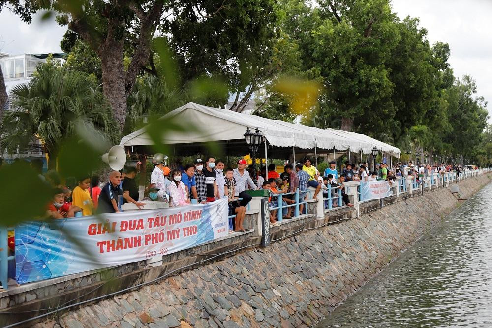 Rất đông người dân đứng xem và cổ vũ. Rất đông người dân đứng xem và cổ vũ.