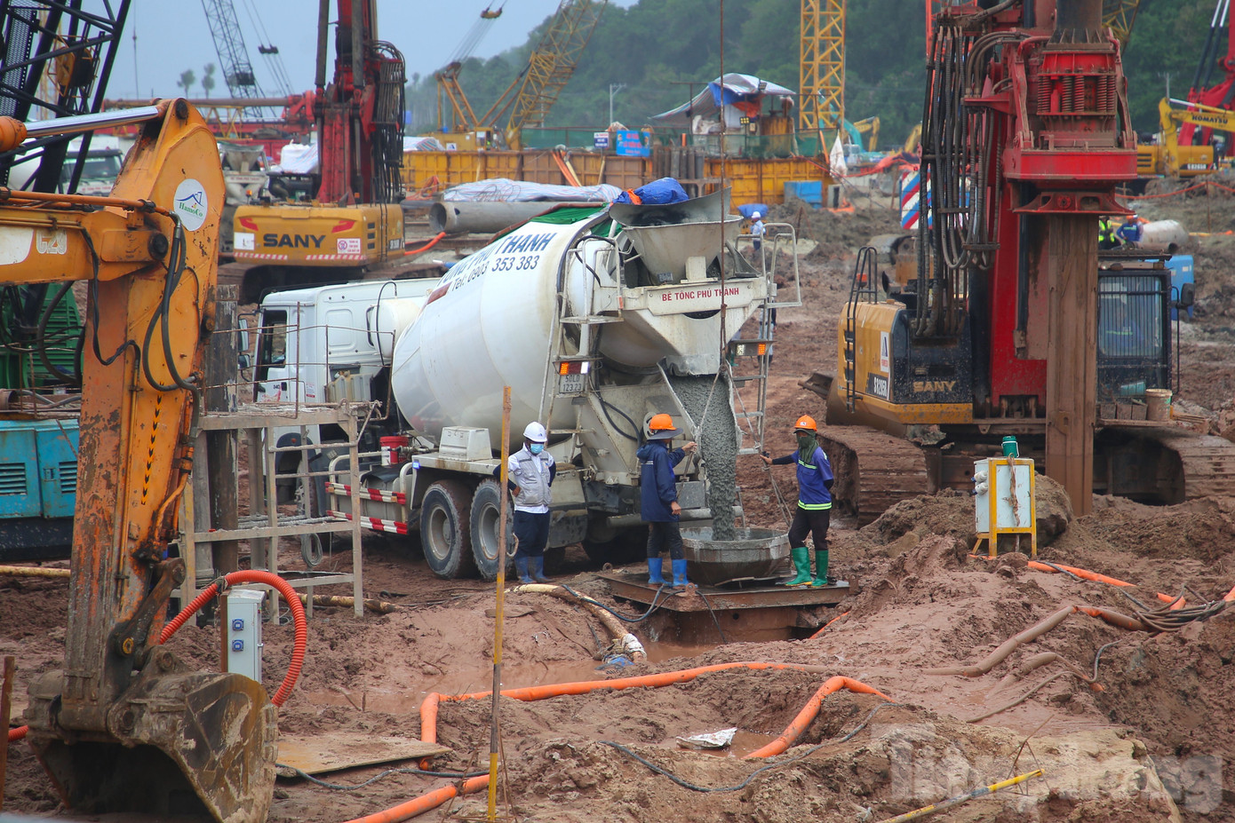 Về kết cấu, thi công cọc thí nghiệm đã hoàn thành 100%, đóng xong 21/257 cọc đại trà (D1000). Riêng khu khán phòng đa năng, cọc thí nghiệm đạt 71% và công tác lắp cẩu tháp đạt 33%.