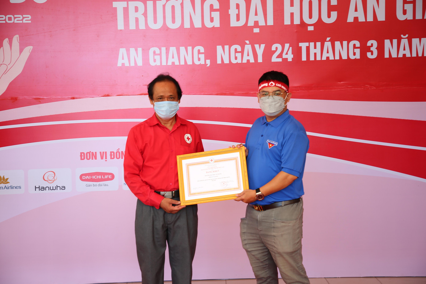 Anh Trần Trung Quốc - Phó bí thư Đoàn Trường Đại học An Giang (đại diện nhà trường) nhận 2 bằng khen của Trung ương Hội Chữ thập đỏ Việt Nam và Hội Chữ thập đỏ tỉnh An Giang về những thành tích xuất sắc trong phong trào hiến máu tình nguyện. Ảnh: Nhật Huy. Anh Trần Trung Quốc - Phó bí thư Đoàn Trường Đại học An Giang (đại diện nhà trường) nhận 2 bằng khen của Trung ương Hội Chữ thập đỏ Việt Nam và Hội Chữ thập đỏ tỉnh An Giang về những thành tích xuất sắc trong phong trào hiến máu tình nguyện. Ảnh: Nhật Huy.