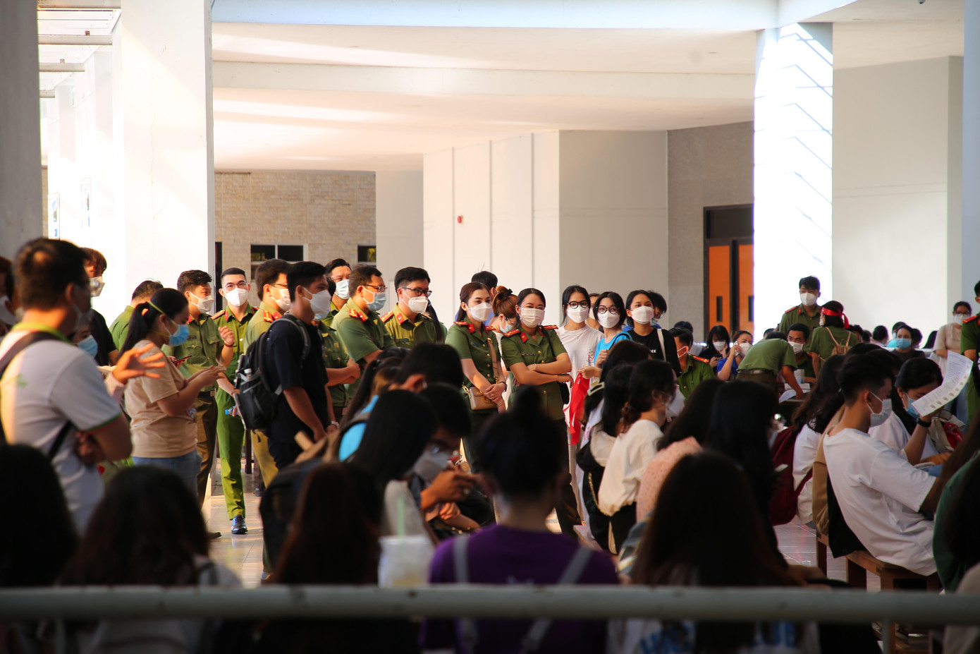 Hàng trăm bạn trẻ, lực lượng công an tham gia hiến máu. Hàng trăm bạn trẻ, lực lượng công an tham gia hiến máu.