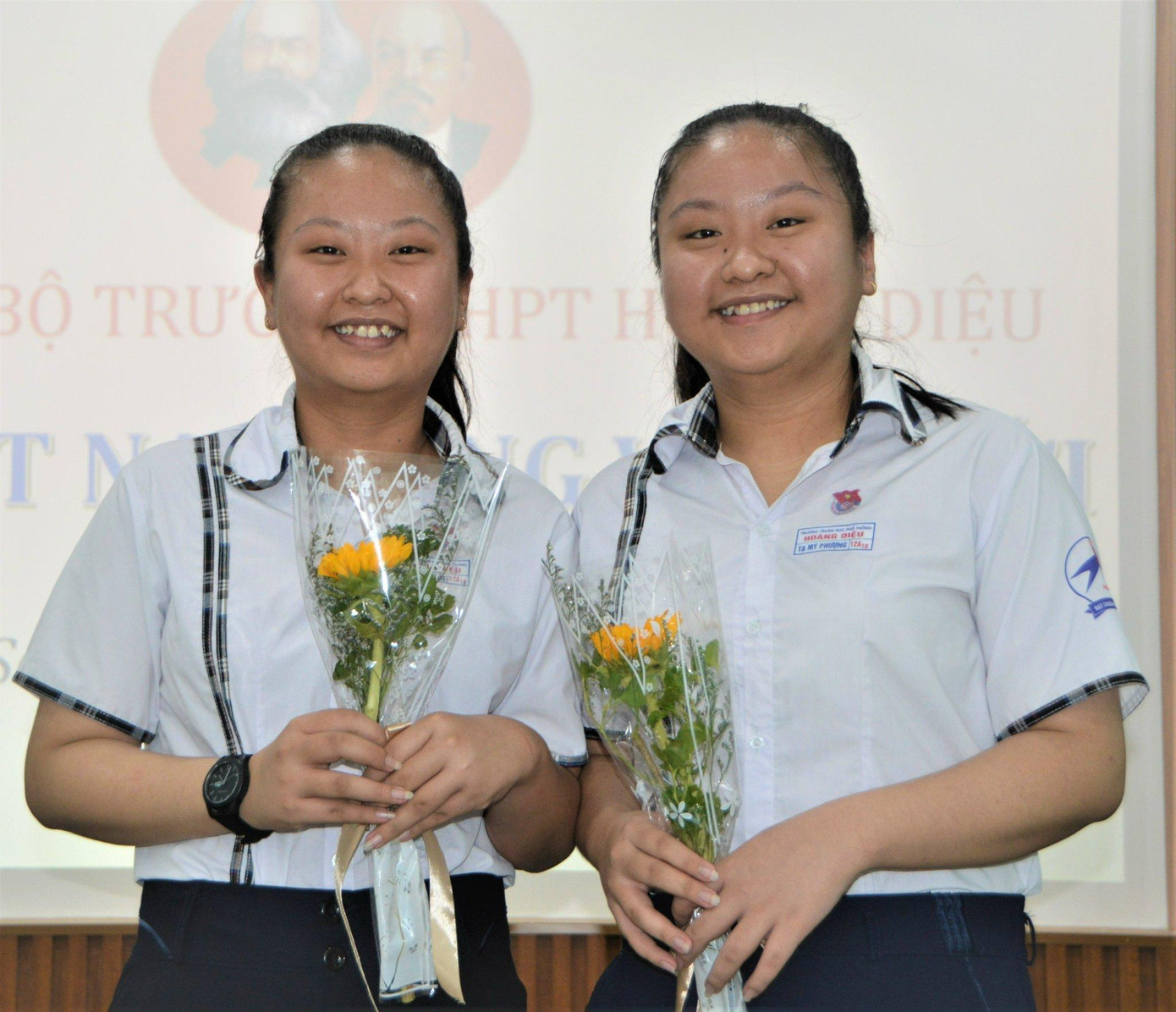 Hai chị em song sinh là Tạ Mỹ Phượng và Tạ Mỹ Hằng.