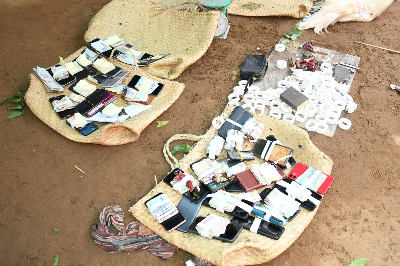 Tang vật thu giữ tại hiện trường. Ảnh: CA. Tang vật thu giữ tại hiện trường. Ảnh: CA.