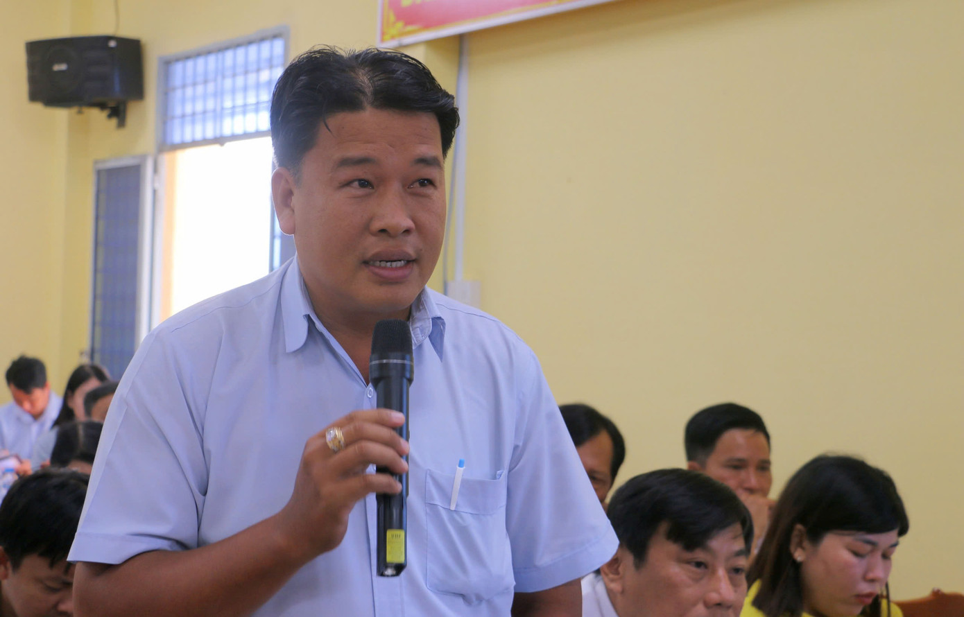 Cử tri phản ánh nhiều vấn đề tại buổi tiếp xúc. Cử tri phản ánh nhiều vấn đề tại buổi tiếp xúc.