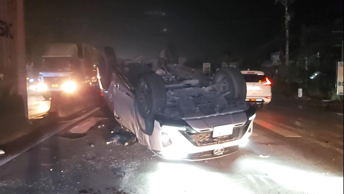 Ô tô mang BKS 65A - 287.83 lật ngửa trên đường. Ô tô mang BKS 65A - 287.83 lật ngửa trên đường.