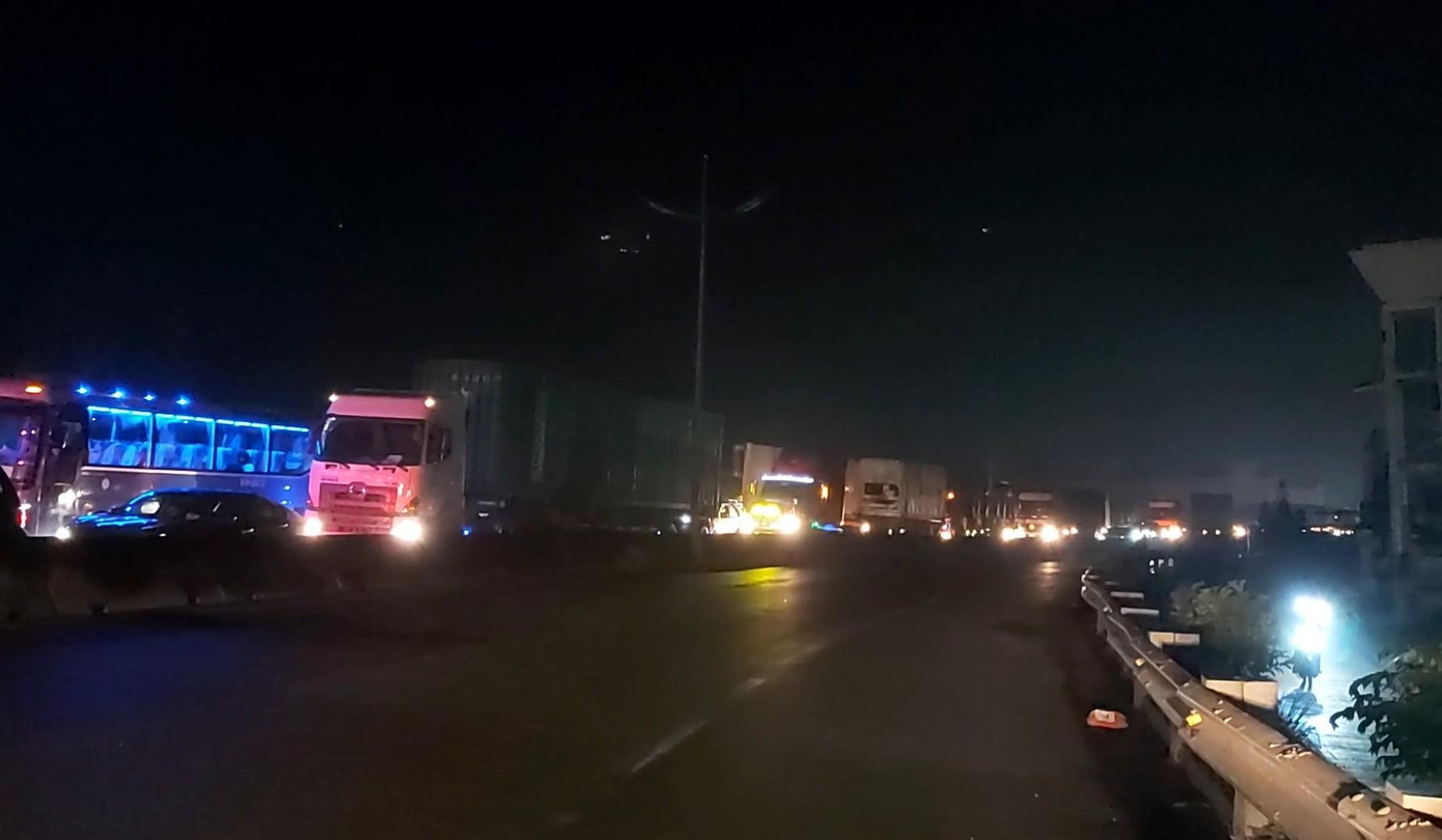 Vụ tai nạn khiến hàng loạt phương tiện lưu thông qua khu vực này ùn ứ. Ảnh: Châu Thành. Vụ tai nạn khiến hàng loạt phương tiện lưu thông qua khu vực này ùn ứ. Ảnh: Châu Thành.