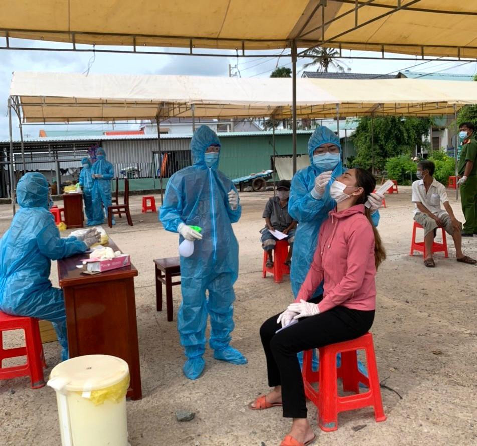 Huyện Kiên Lương test tầm soát cộng đồng. Ảnh: P. Vũ.