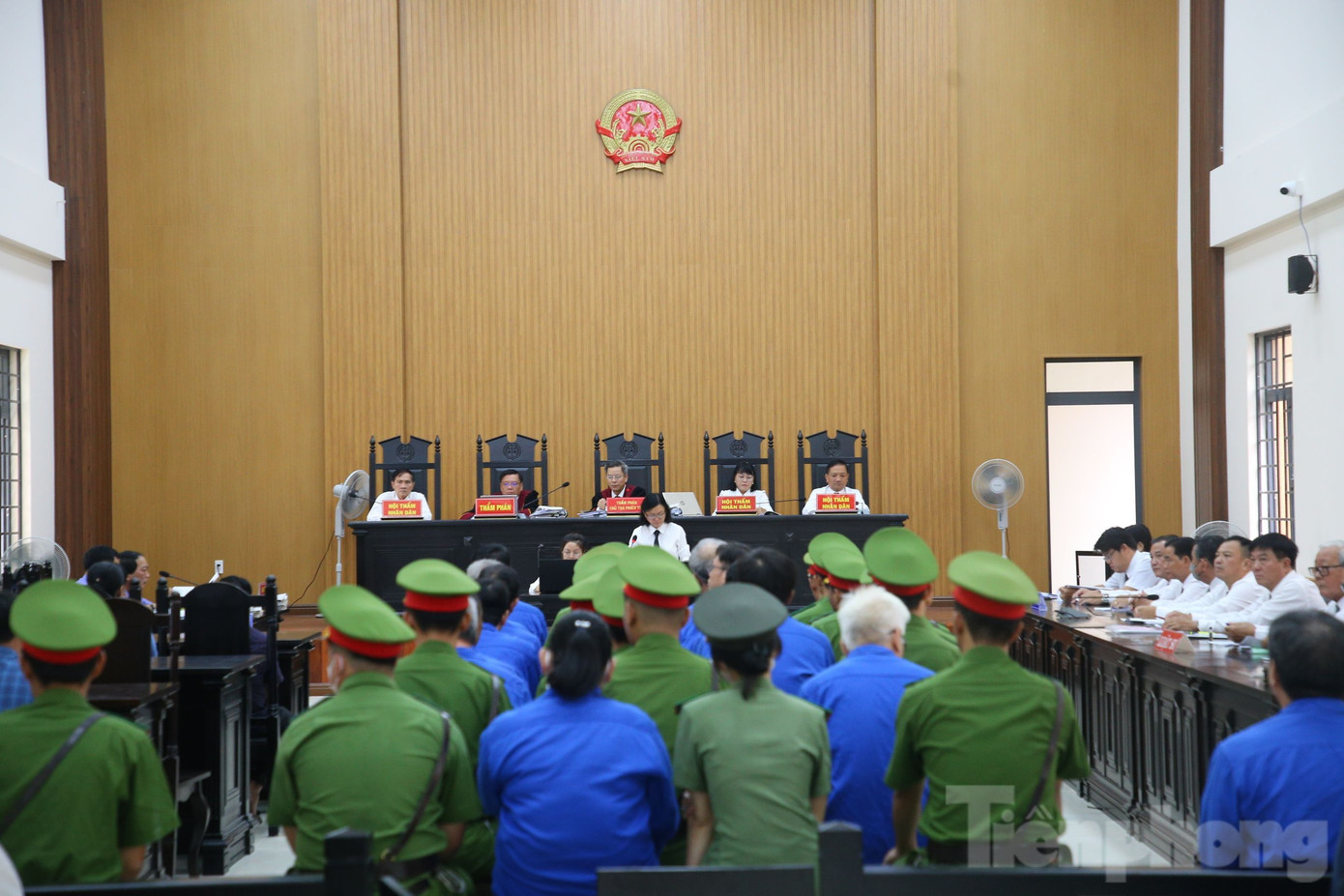 An ninh phiên toà được thắt chặt. Ảnh: Nhật Huy.