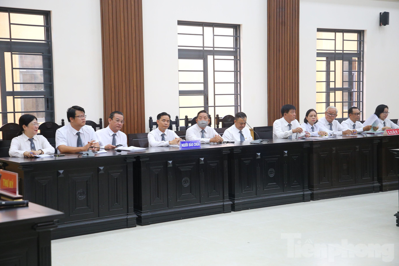 21 luật sự bào chữa cho các bị cáo.