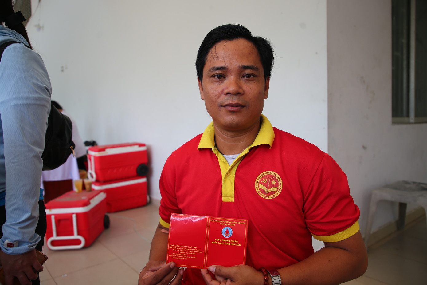 Anh Nguyễn Hoàng Hận với 40 lần hiến máu tình nguyện. Anh Nguyễn Hoàng Hận với 40 lần hiến máu tình nguyện.