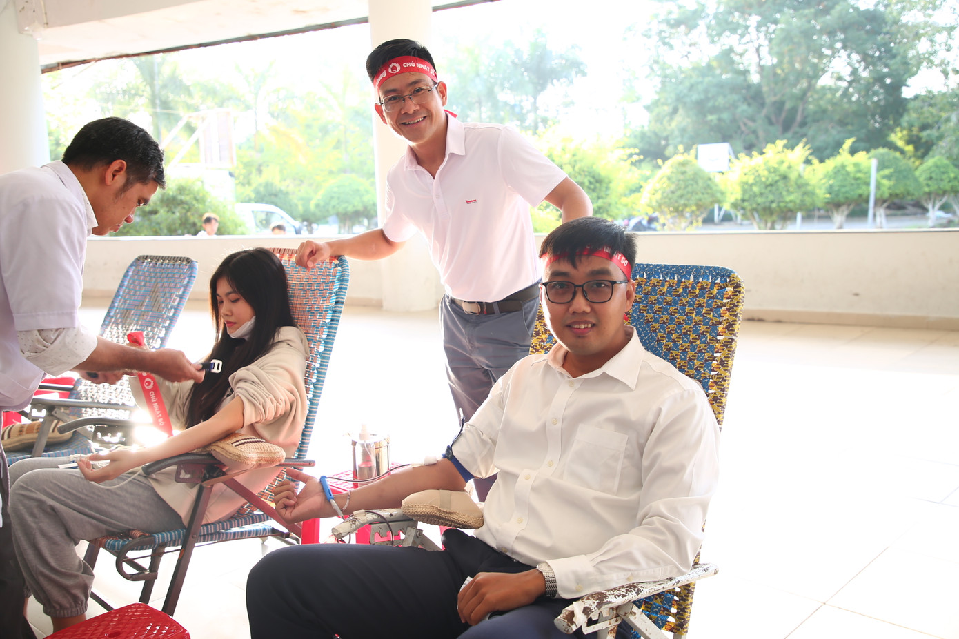 Nhà báo Lê Hữu Việt - Bí thư Đoàn cơ sở báo Tiền Phong và anh Nguyễn Văn Hải - Phó Chủ tịch Uỷ ban Hội Liên hiệp Thanh niên Việt Nam tỉnh Kiên Giang - người đã 29 lần hiến máu. Nhà báo Lê Hữu Việt - Bí thư Đoàn cơ sở báo Tiền Phong và anh Nguyễn Văn Hải - Phó Chủ tịch Uỷ ban Hội Liên hiệp Thanh niên Việt Nam tỉnh Kiên Giang - người đã 29 lần hiến máu.