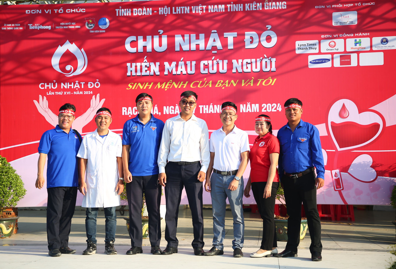 Các đại biểu chụp ảnh lưu niệm. Các đại biểu chụp ảnh lưu niệm.