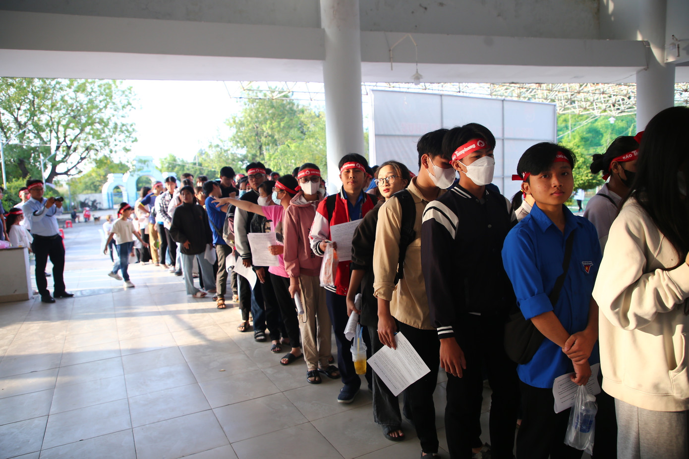 Các bạn đoàn viên thanh niên xếp hàng dài tham gia hiến máu. Các bạn đoàn viên thanh niên xếp hàng dài tham gia hiến máu.