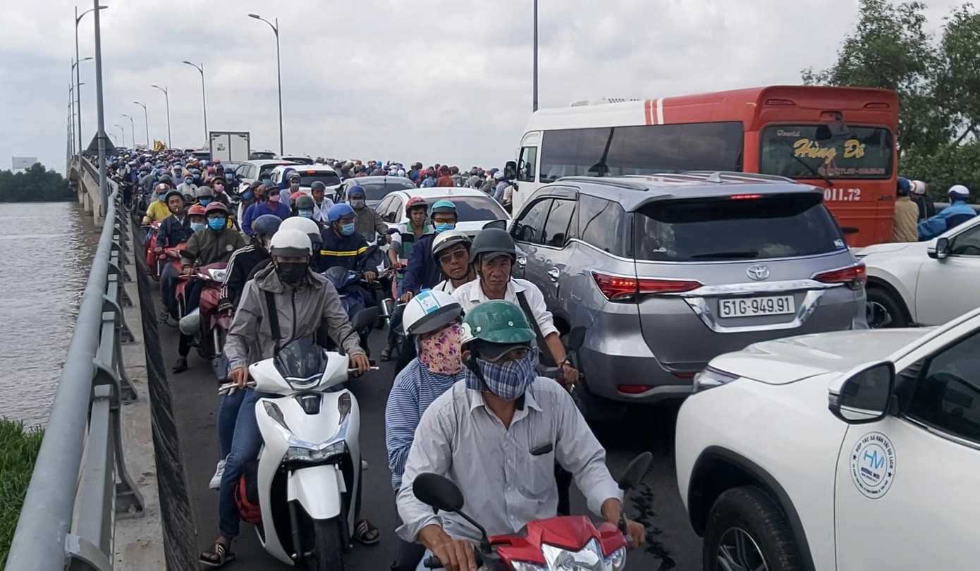 Dòng người kẹt cứng trên cầu Rạch Miễu. Giao thông ùn ứ kéo dài khoảng 5km.- Ảnh Châu Thành.