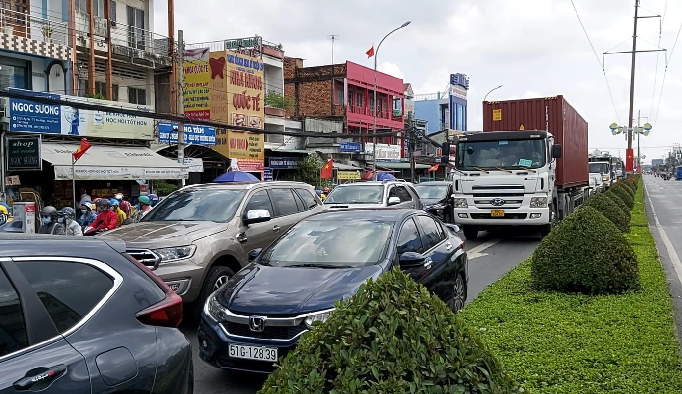 Khoảng 8 giờ sáng nay, hàng ngàn phương tiện nối đuôi kéo dài hơn 5 km trên Quốc lộ 60 để chờ qua cầu Rạch Miễu.
