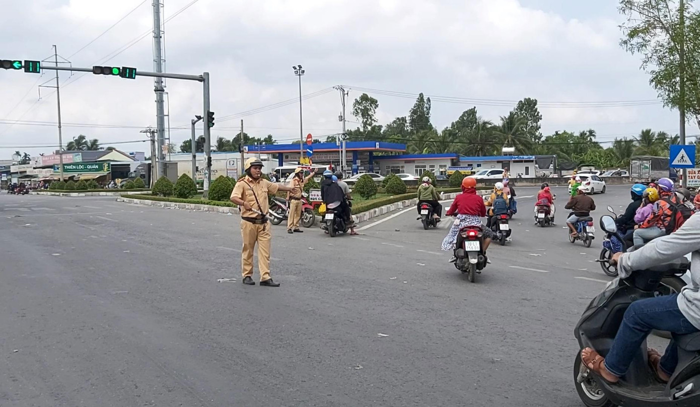 Lực lượng CSGT túc trực ở những điểm nóng để điều tiết giao thông. Những điểm xảy ra ùn tắc là vòng xoay cao tốc thuộc địa bàn xã Thân Cửu Nghĩa, ngã tư Lương Phú, ngã tư Đồng Tâm thuộc địa bàn huyện Châu Thành (Tiền Giang).