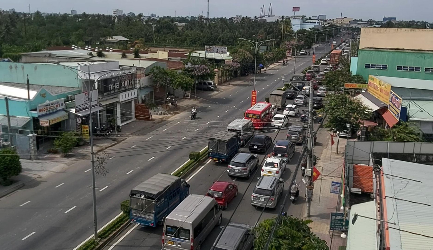 Dòng xe xếp hàng dài trên quốc lộ 60 (tỉnh Tiền Giang) chờ qua cầu Rạch Miễu hướng về Bến Tre.