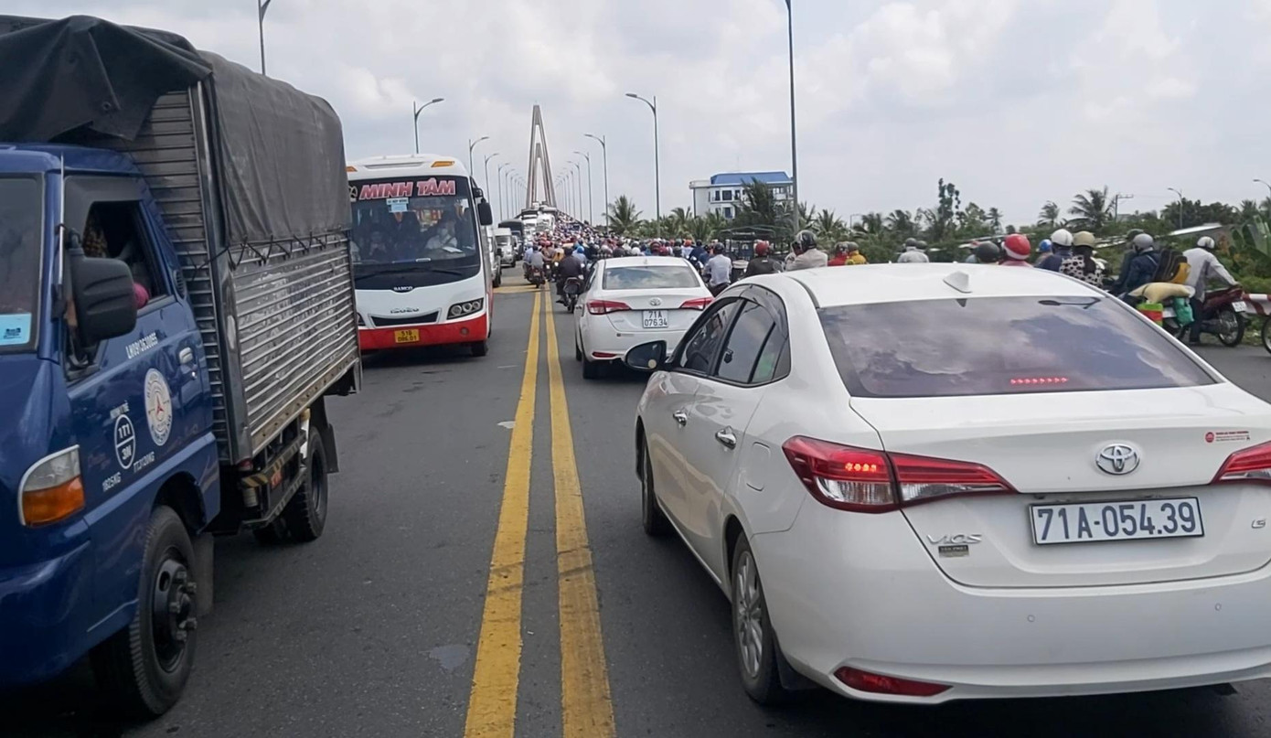 Anh Nguyễn Công Việt - ngụ quận Bình Thạnh, TP. HCM cho biết, chưa năm nào kẹt xe kinh hoàng như năm nay. Sáng nay, anh chở gia đình từ TP. HCM về quê ở tỉnh Bến Tre, nhưng phải mất gần 5 tiếng đồng hồ thì anh mới tới bến phà Rạch Miễu.