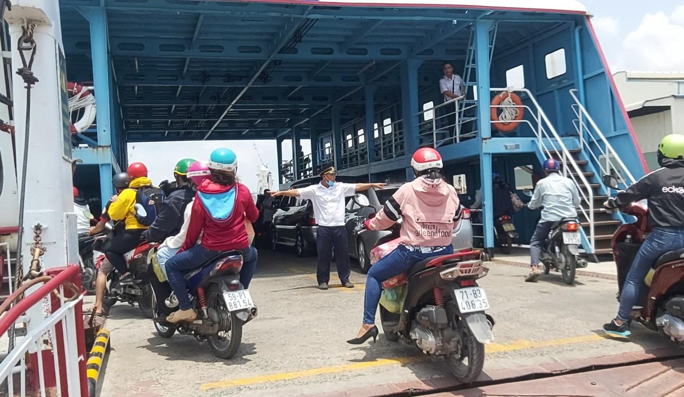 Cách cầu Rạch Miễu khoảng 10 km, 3 chiếc phà loại 100 tấn của bến phà Rạch Miễu tạm cũng hoạt động hết công suất. Một nhân viên ở bến phà cho biết 1 chuyến phà trung bình chở được khoảng 10 ô tô con và xe tải nhỏ kèm theo khoảng 20 xe máy, nhưng do lượng phương tiện đông hơn ngày thường nên phà phải chạy rỗng từ hướng Bến Tre sang Tiền Giang để đón khách.