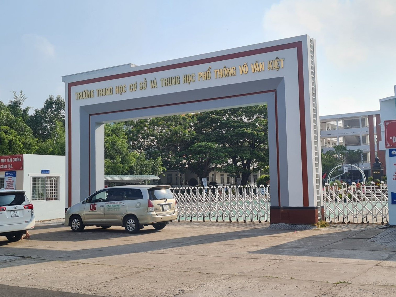 Trường THCS và THPT Võ Văn Kiệt.