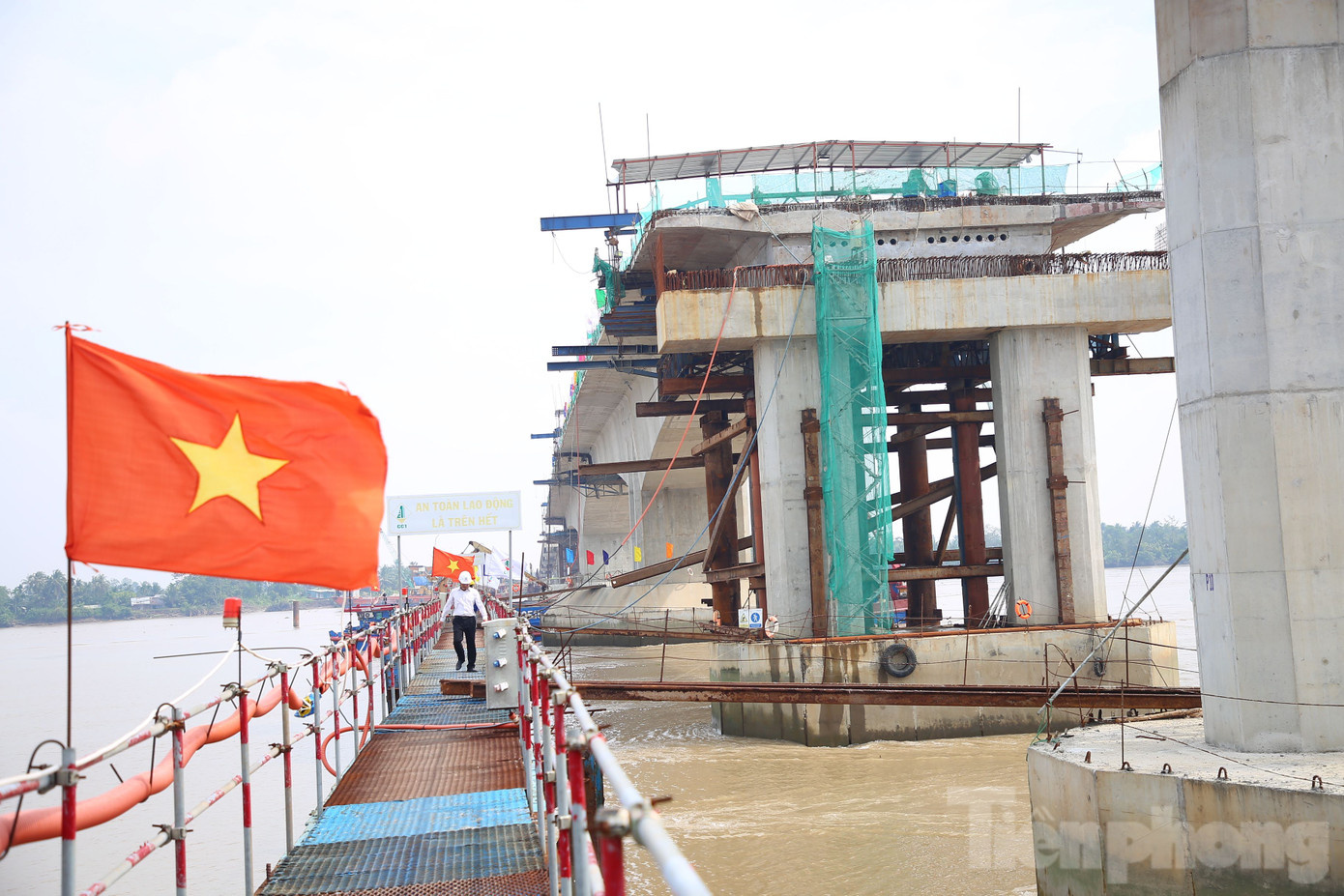 Cầu Đại Ngãi 2 vượt sông Hậu (nối huyện Long Phú và huyện Cù Lao Dung, tỉnh Sóc Trăng). Ảnh Nhật Huy. Cầu Đại Ngãi 2 vượt sông Hậu (nối huyện Long Phú và huyện Cù Lao Dung, tỉnh Sóc Trăng). Ảnh Nhật Huy.