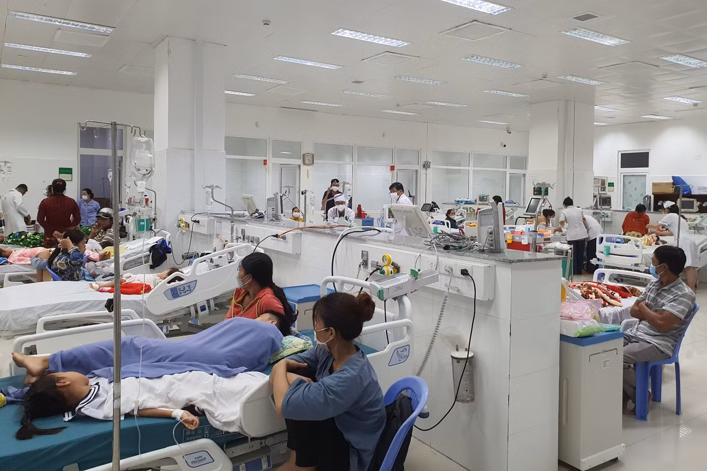 Các em học sinh nghi ngộ độc đang được điều trị tại bệnh viện. Ảnh: PV.