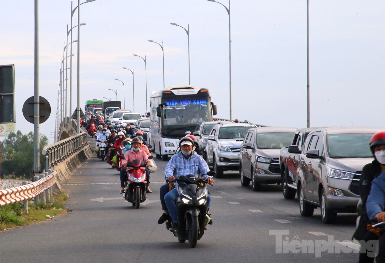 Mặc dù xả trạm nhưng vẫn không cải thiện được tình trạng ùn ứ do lượng phương tiện quá đông qua cây cầu.