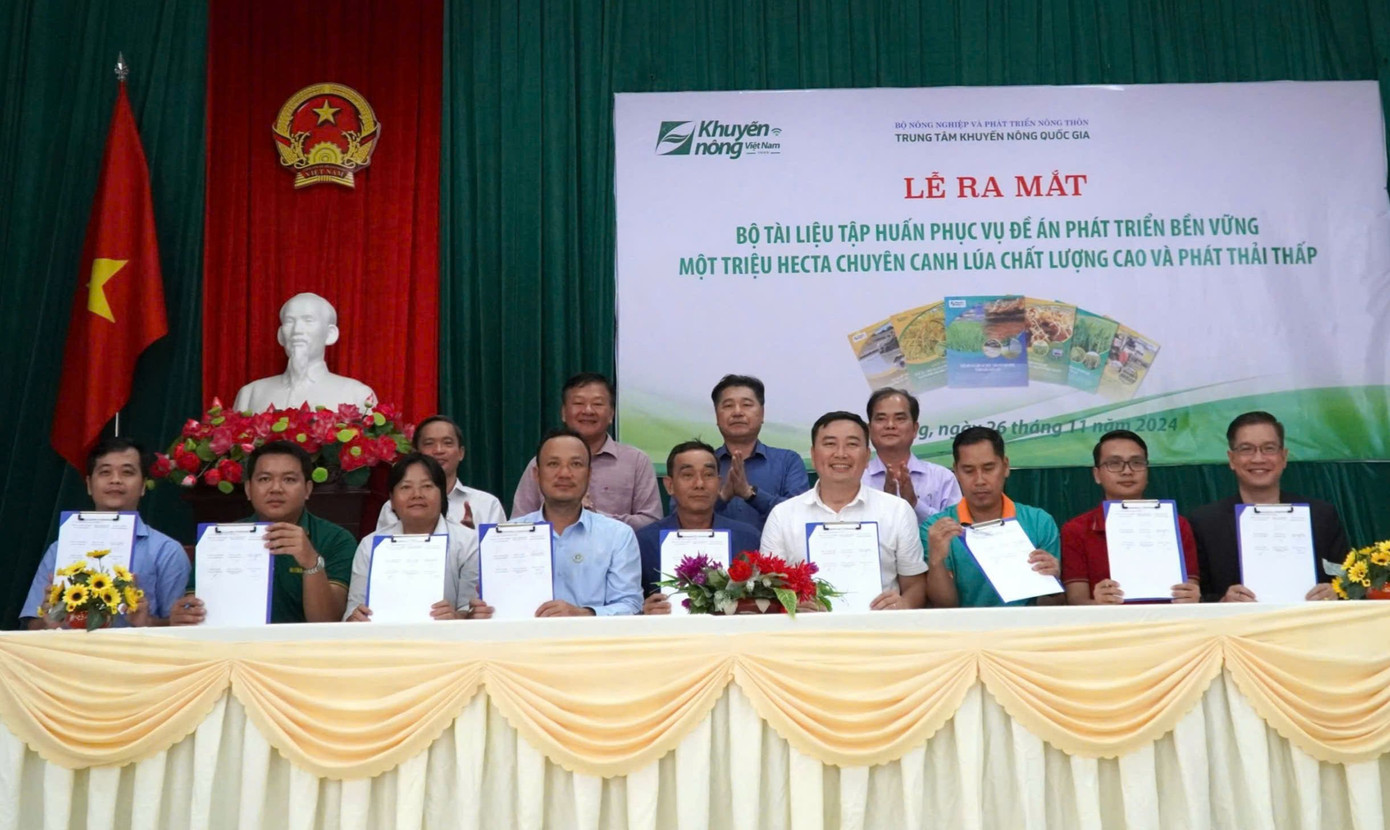 Các đơn vị kí kết mở rộng vùng chuyên canh lúa chất lượng cao, phát thải thấp. Các đơn vị kí kết mở rộng vùng chuyên canh lúa chất lượng cao, phát thải thấp.