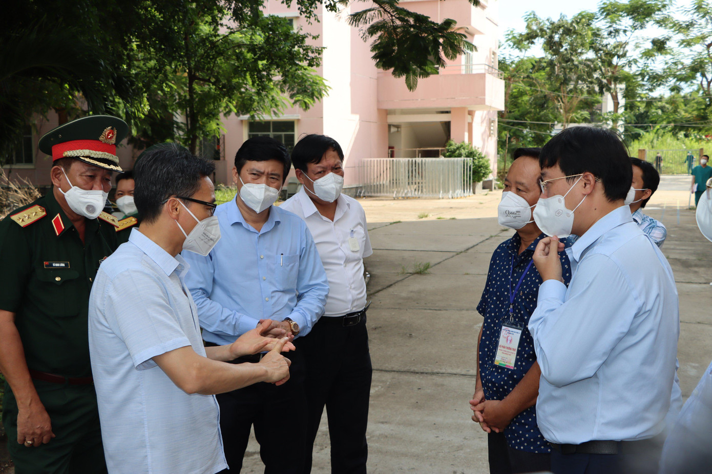 Phó thủ tướng Vũ Đức Đam (bìa trái) kiểm tra công tác phòng chống dịch tại Đồng Tháp.