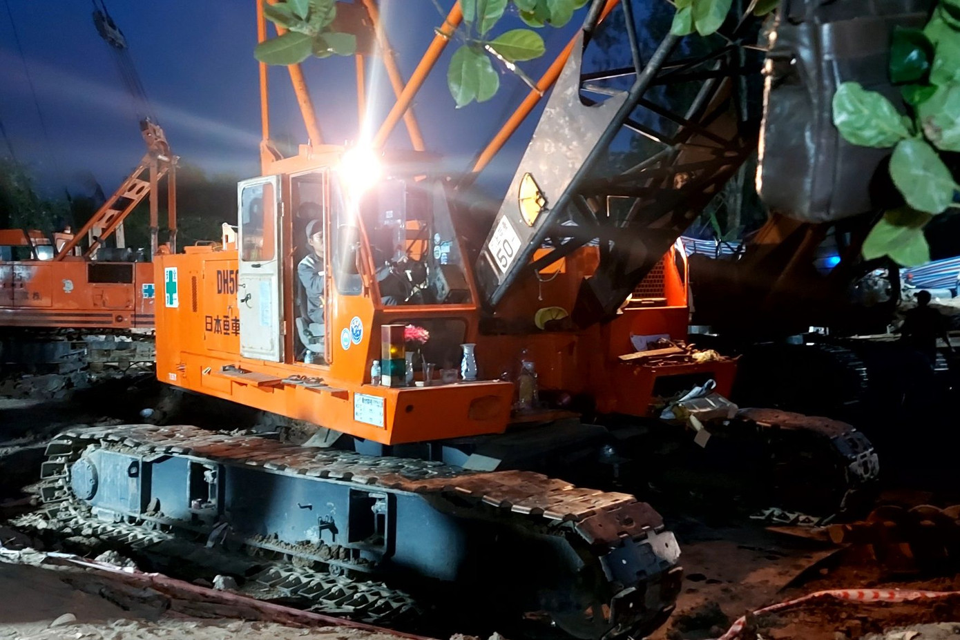 Lực lượng cứu hộ làm việc xuyên đêm.