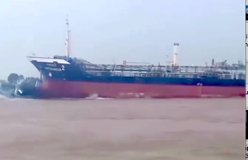 Hiện trường vụ va chạm giữa tàu chở hàng với phà chở khách trên sông Vàm Nao. Hiện trường vụ va chạm giữa tàu chở hàng với phà chở khách trên sông Vàm Nao.