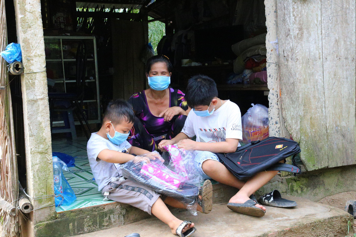 Công an TP. Cần Thơ nhận bảo trợ cho 11 cháu (mỗi trường hợp tối thiểu 3 triệu đồng/năm) cho đến khi các cháu đủ 18 tuổi. Công an TP. Cần Thơ nhận bảo trợ cho 11 cháu (mỗi trường hợp tối thiểu 3 triệu đồng/năm) cho đến khi các cháu đủ 18 tuổi.