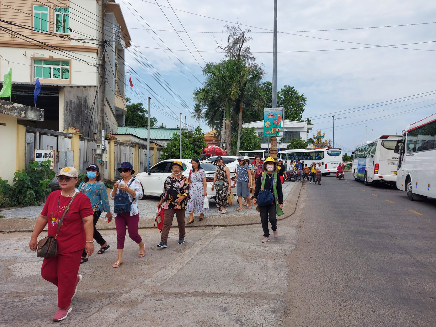 Du khách trải nghiệm du lịch đảo ngọc Phú Quốc. Ảnh: PV.